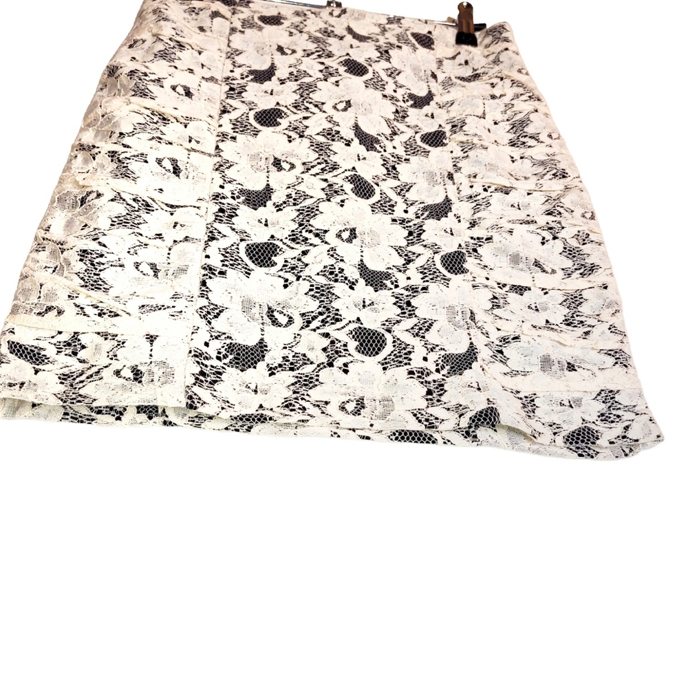 Forever 21 Womens Skirt Ivory Black Lace Underlay Stretch Size Medium